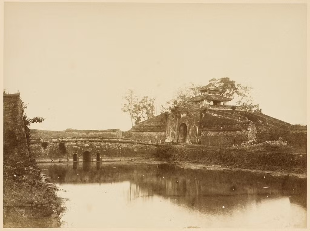Cửa Đông khoảng năm 1884-1885. Hai bên cửa có hai lỗ hổng do quân Pháp phá khi đánh chiếm thành Hà Nội. Ảnh: Charles-Édouard Hocquard.