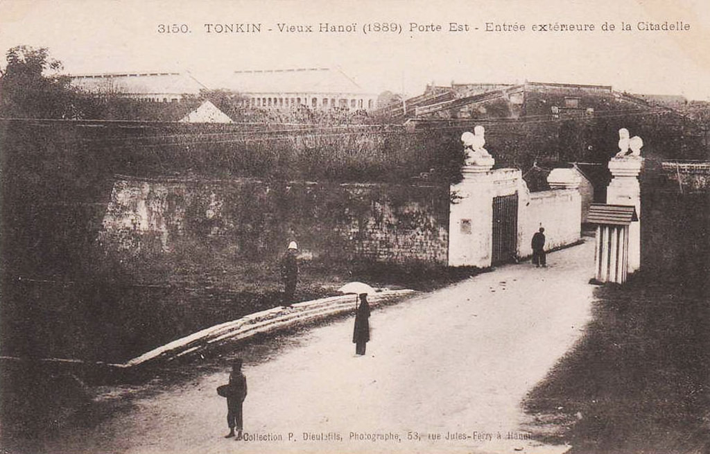 Trạm gác quân đội Pháp xây dựng phía ngoài cửa Đông thành Hà Nội, 1889.