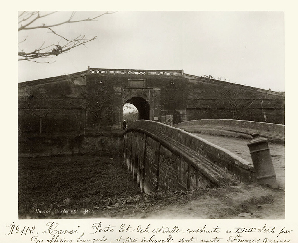 Cửa Đông thập niên 1890. Lúc này vọng gác trên cổng không còn.