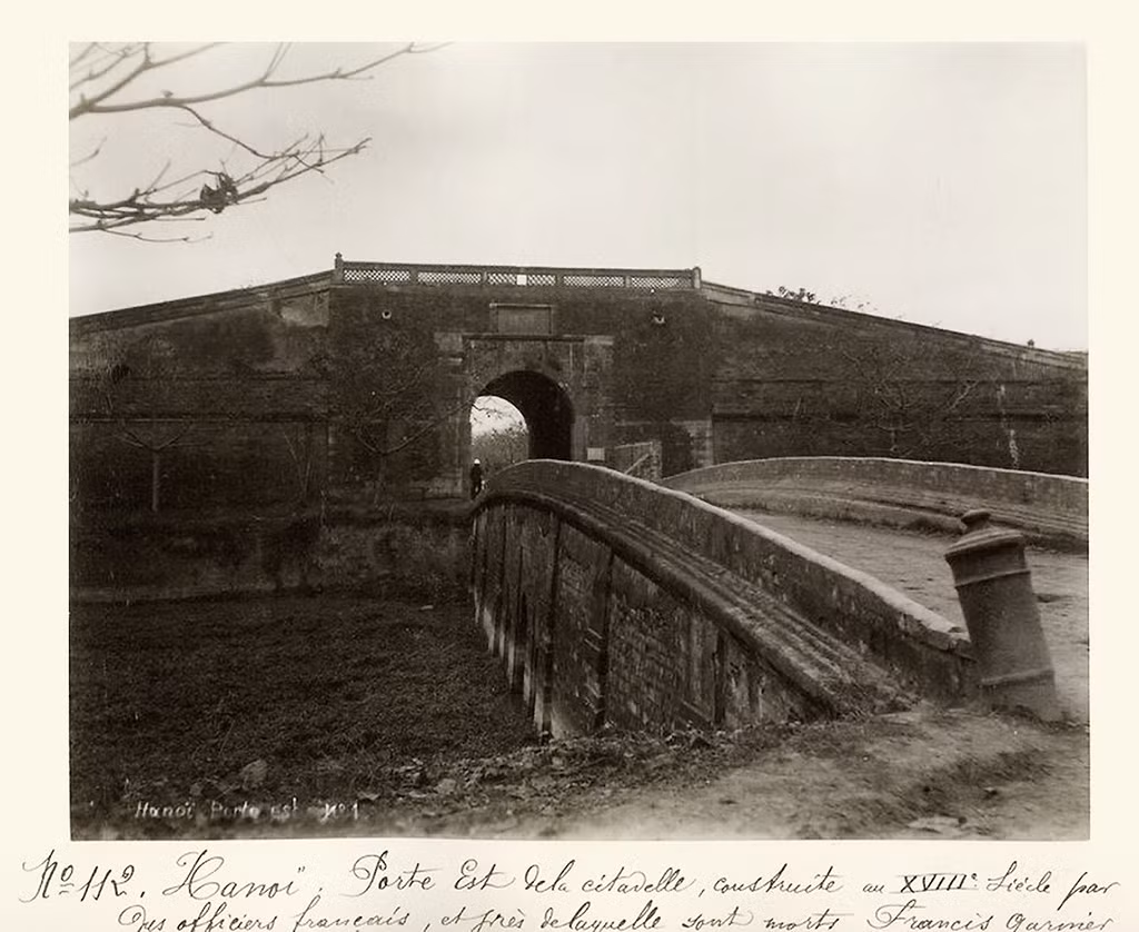 Cửa Đông thập niên 1890. Lúc này vọng gác trên cổng không còn.