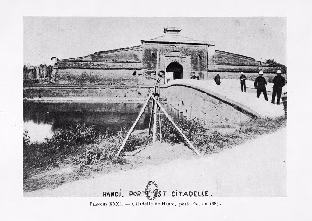 Binh sĩ Pháp đứng trên cây cầu dẫn vào cửa Đông, 1885. Kiến trúc cửa Đông tương tự cửa Bắc, công trình ngày nay vẫn còn.
