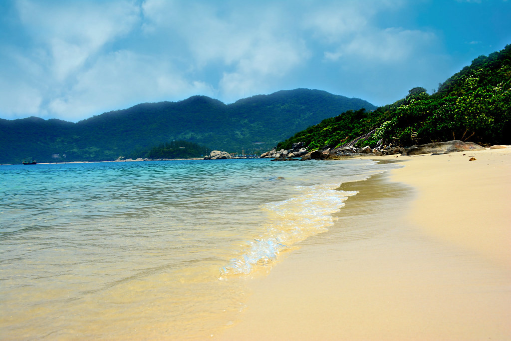 Trên bãi cát trắng mịn không một bóng người của đảo Cù Lao Chàm.