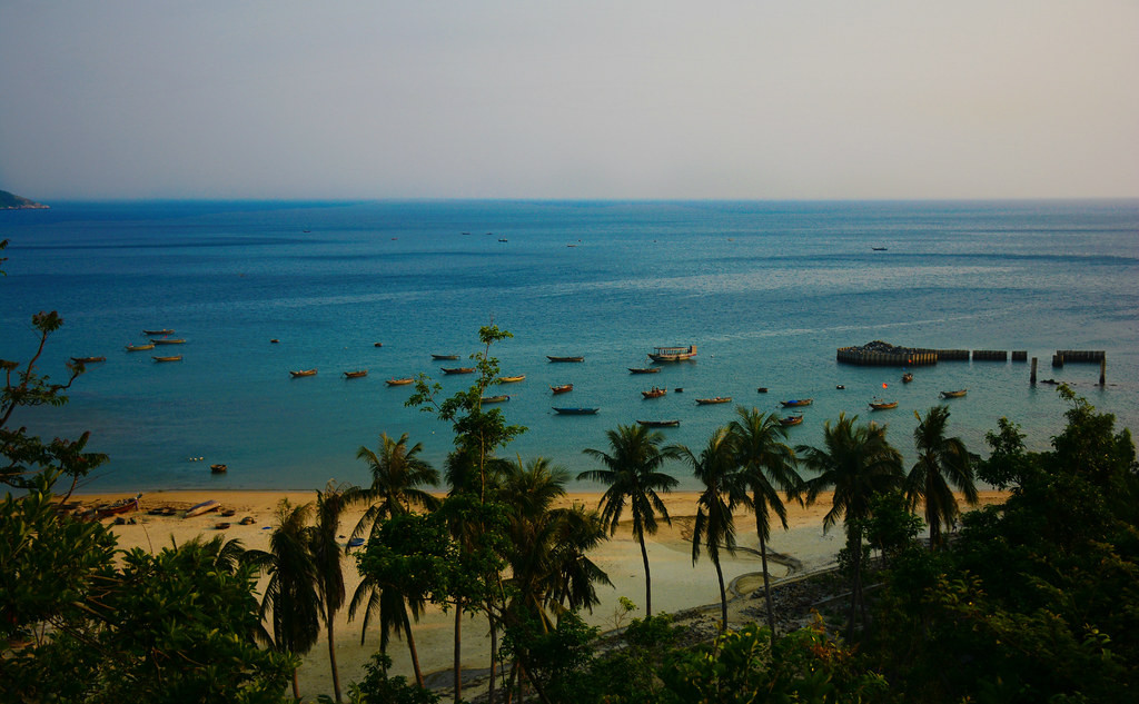 Những con thuyền nhỏ trên biển lặng, khu vực bãi Hương.