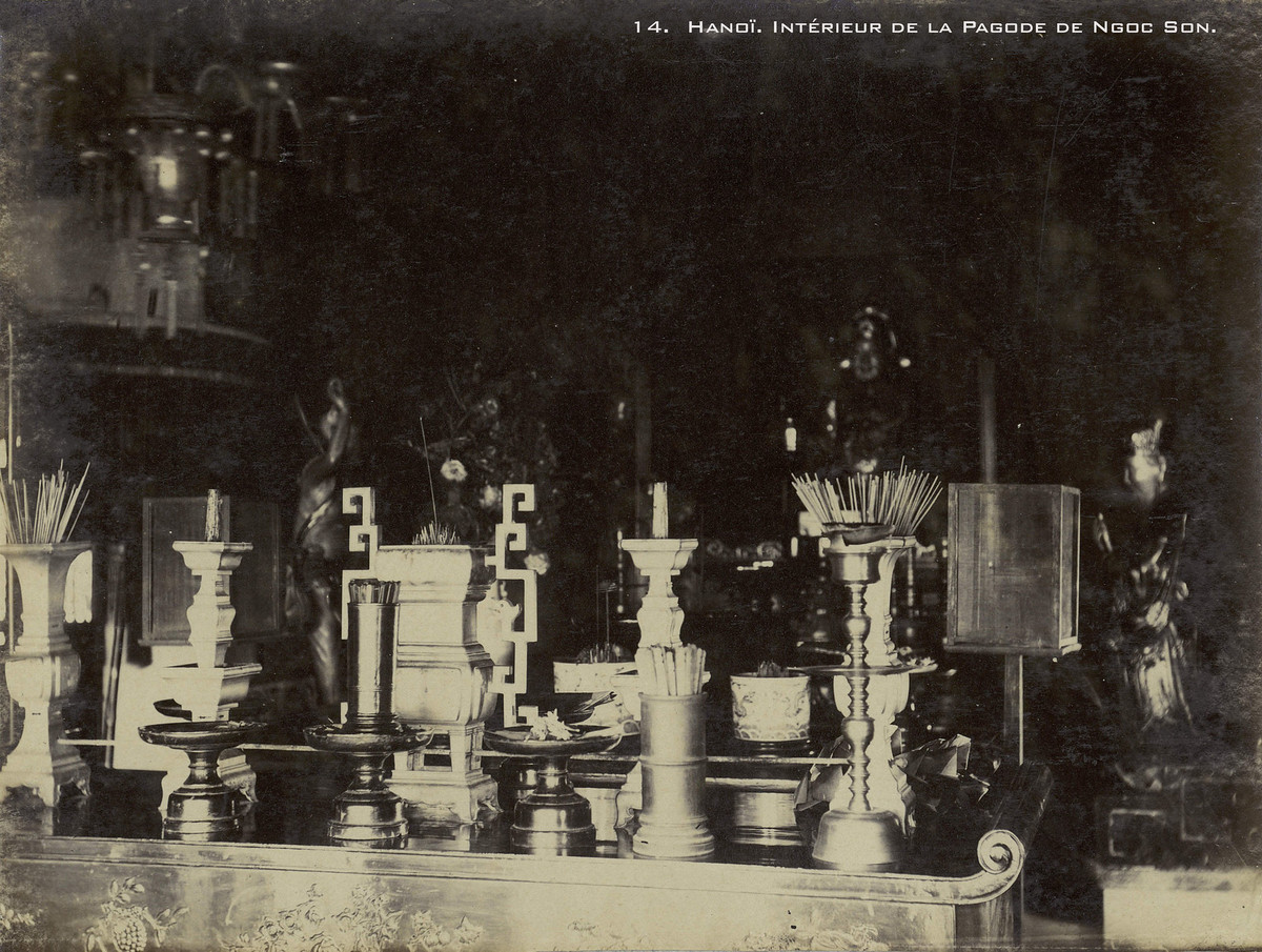 Bàn thờ bên trong đền Ngọc Sơn.