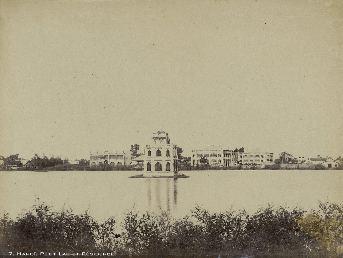 Tháp Rùa, ngôi tháp nổi tiếng nằm giữa hồ Hoàn Kiếm.