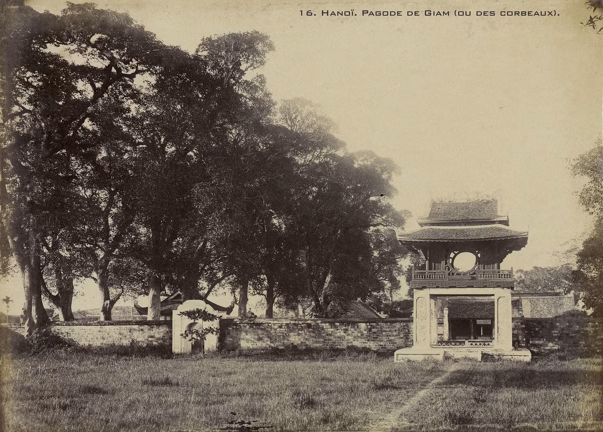 Khuê Văn Các trong Văn Miếu - Quốc Tử Giám Hà Nội, còn được người Pháp gọi là chùa Giám, hay chùa Quạ.