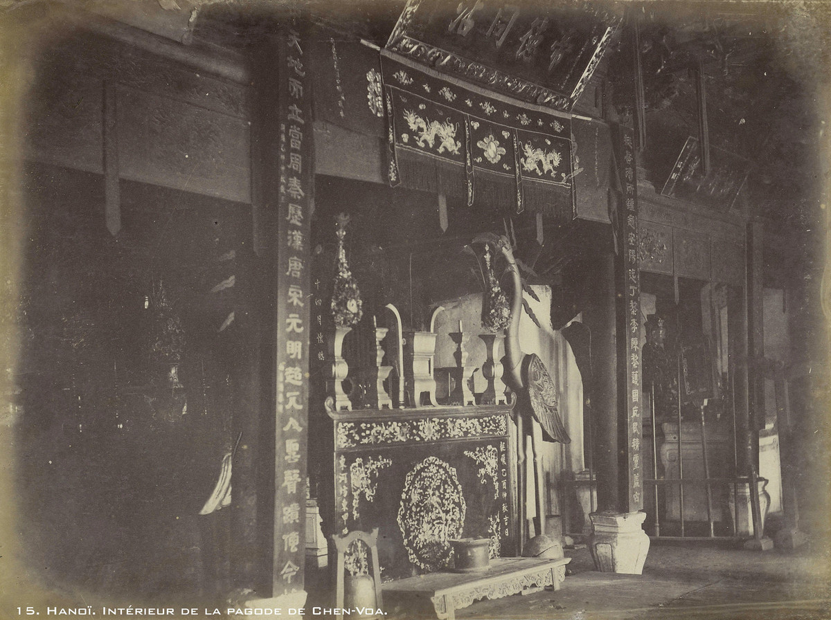 Không gian bên trong điện thờ của đền Quán Thánh.