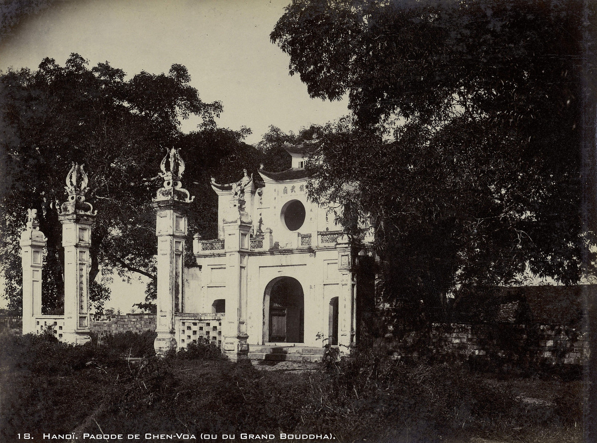 Cổng tam quan đền Quán Thánh. Người Pháp gọi ngôi đền này là chùa Phật Lớn vì trong đền có bức tượng Huyền Thiên Trấn Vũ khổng lồ.