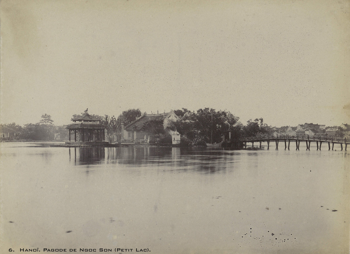 Toàn cảnh đền Ngọc Sơn ở hồ Hoàn Kiếm, Hà Nội năm 1899. Ảnh: Bunum.univ-cotedazur.fr.