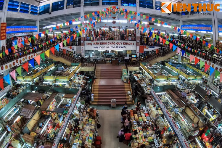 Chợ Hàn ngày nay được xây dựng kiên cố cũng như lối kiến trúc hiện đại. Khách du lịch đến Đà Nẵng không thể không đến chợ Hàn. Ở đây, các tiểu thương bán rất nhiều sản vật vùng miền cùng thời trang dành cho khách du lịch làm quà kỷ niệm. Mời quý độc giả xem video: Đà Nẵng chuyển mình xứng tầm "anh cả" miền Trung.