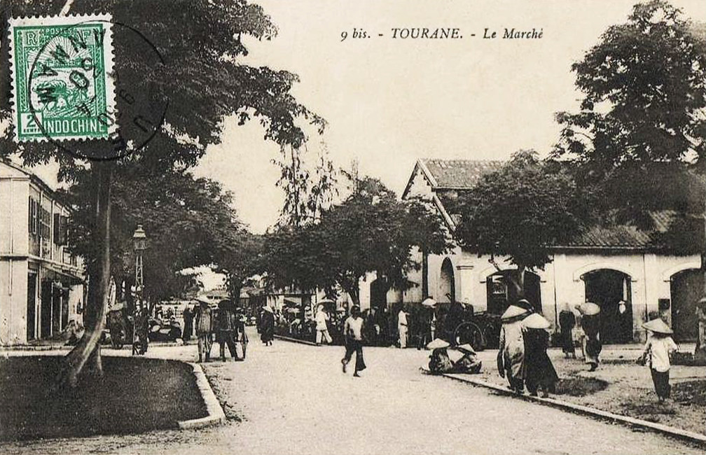 Khung cảnh nhộn nhịp phía ngoài chợ Hàn.