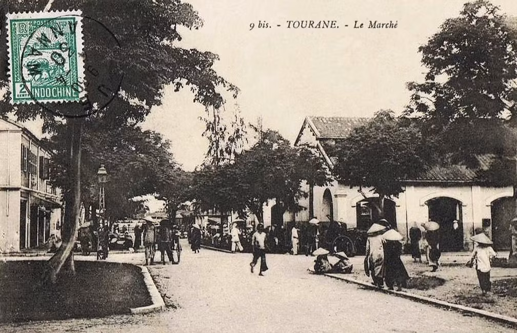 Khung cảnh nhộn nhịp phía ngoài chợ Hàn.