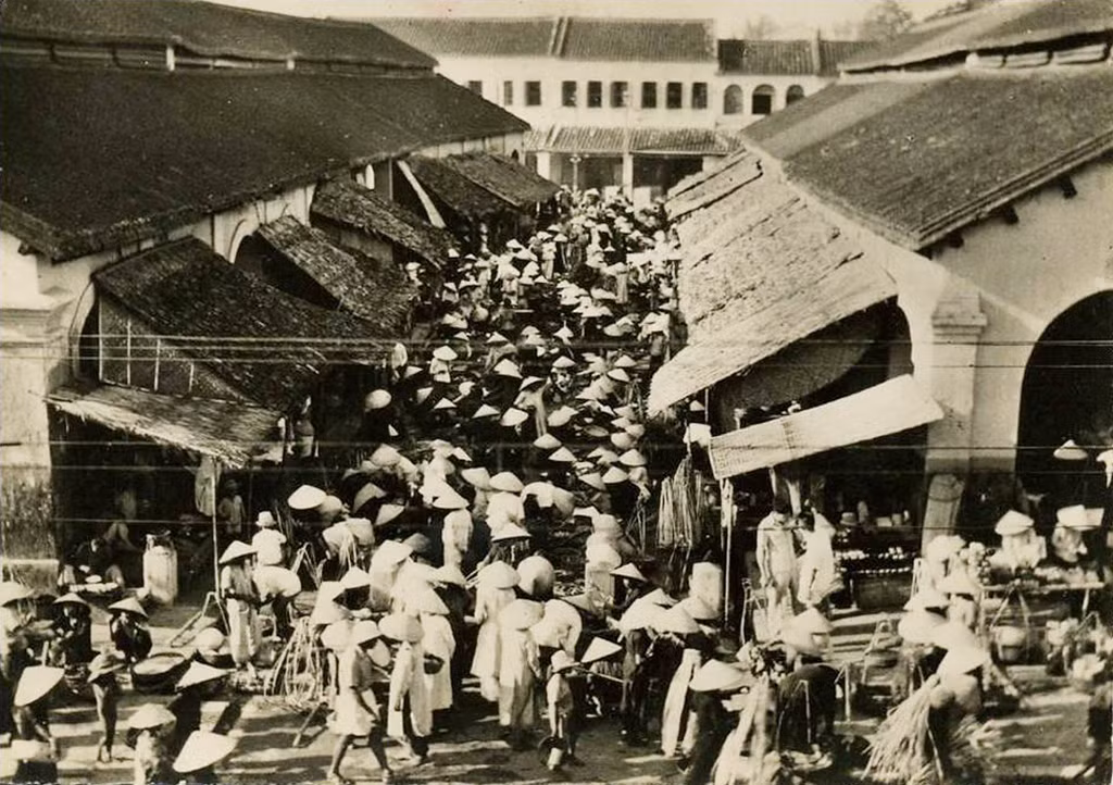 Một buổi họp chợ đông nghịt người.