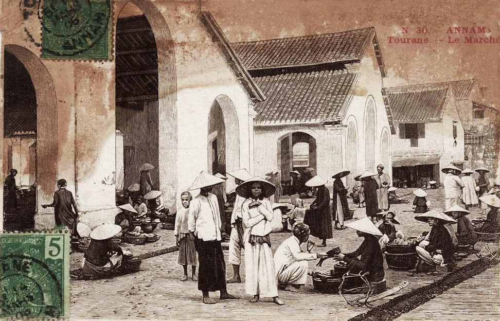 Cảnh buôn bán ở chợ Hàn năm 1906. Nằm ở vị trí thuận tiện về giao thông, lại được đầu tư bài bản từ thời Pháp thuộc nên chợ Hàn có sự phát triển liên tục trong lịch sử.