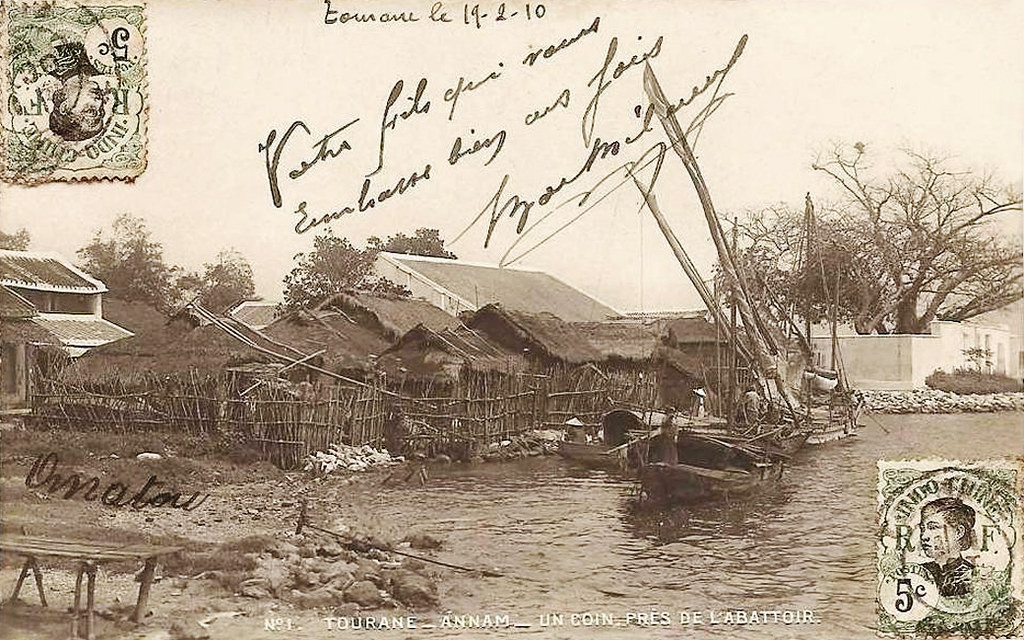 Khung cảnh gần một lò giết mổ heo.