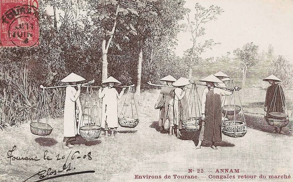 Những người phụ nữ sau buổi họp chợ ở ngoại vi Đà Nẵng, khoảng năm 1908.