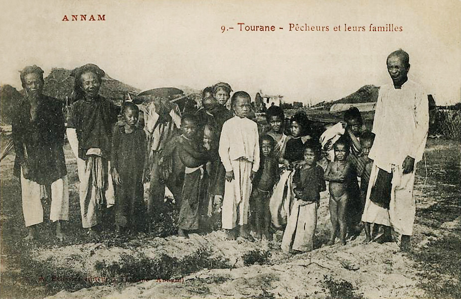 Các ngư phủ Đà Nẵng và con cái.