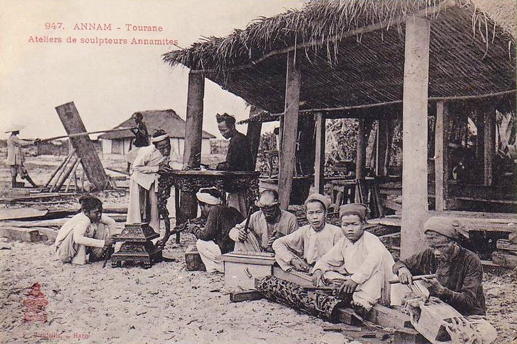 Một xưởng chạm khắc gỗ ở Đà Nẵng.