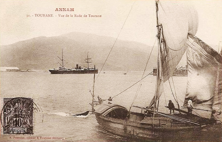 Từ bến tàu sông Hàn nhìn ra bán đảo Sơn Trà.