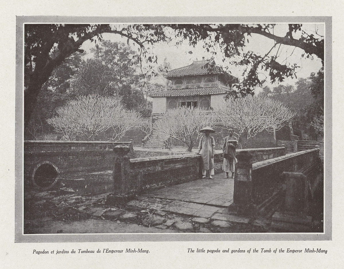 Hồ Trừng Minh và tòa Minh Lâu ở lăng vua Minh Mạng.