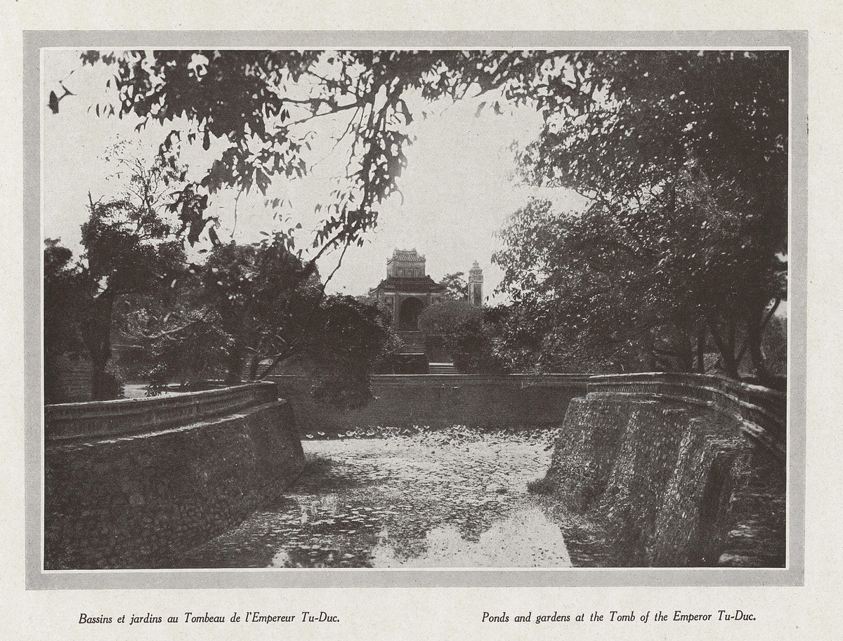 Hồ Tiểu Khiêm phía trước Bửu Thành lăng Tự Đức.