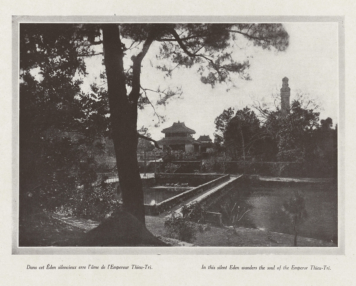 Từ hồ Ngưng Thúy nhìn về lầu Đức Hinh, lăng Thiệu Trị.