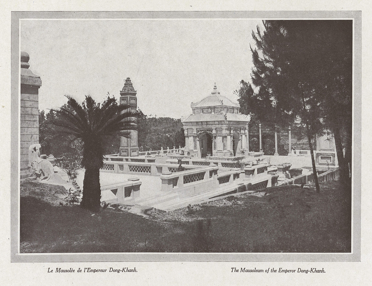 Nhà bia của lăng vua Đồng Khánh. Mời quý độc giả xem video: Đẹp ngỡ ngàng kiến trúc nhà vườn Huế. Nguồn: VTC10.