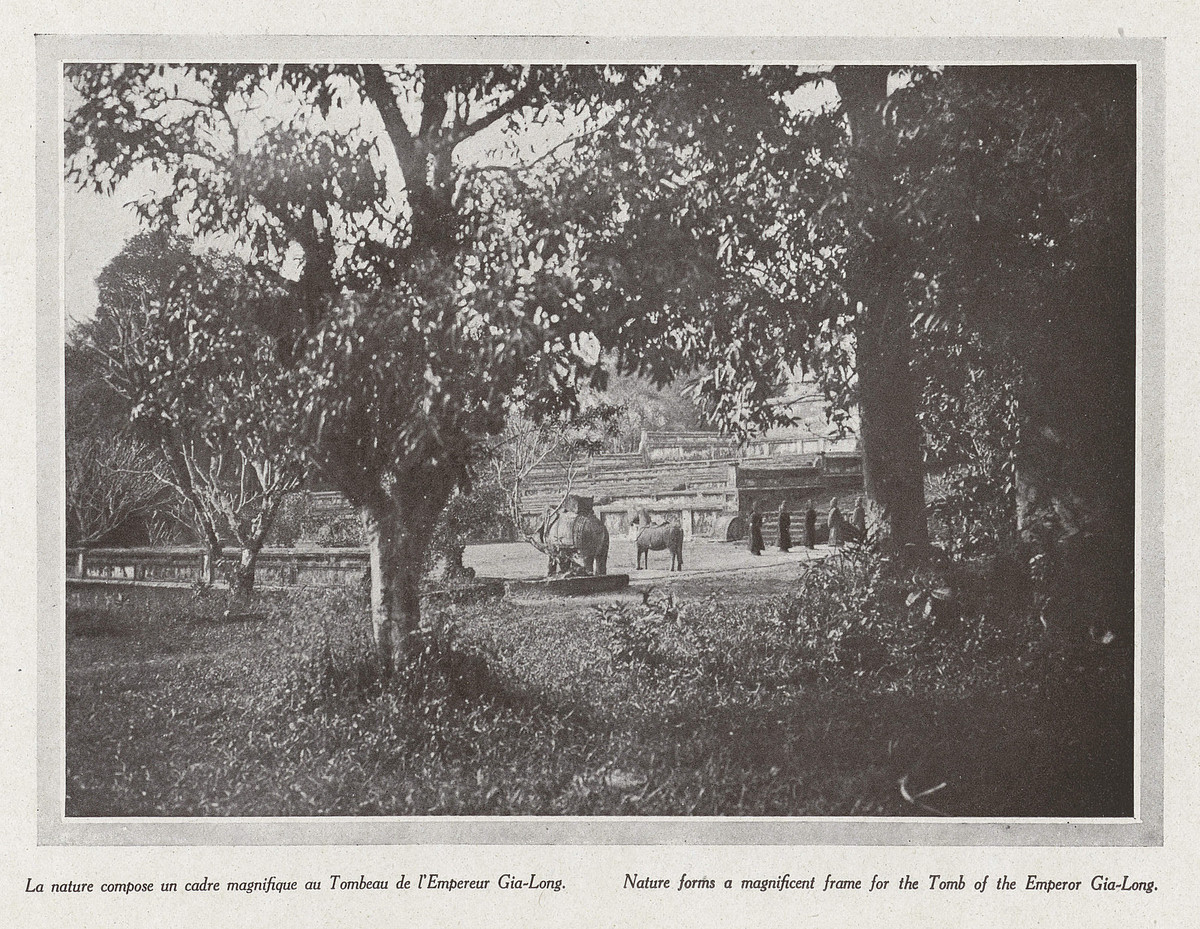Một góc nhìn khác về sân chầu lăng Gia Long.