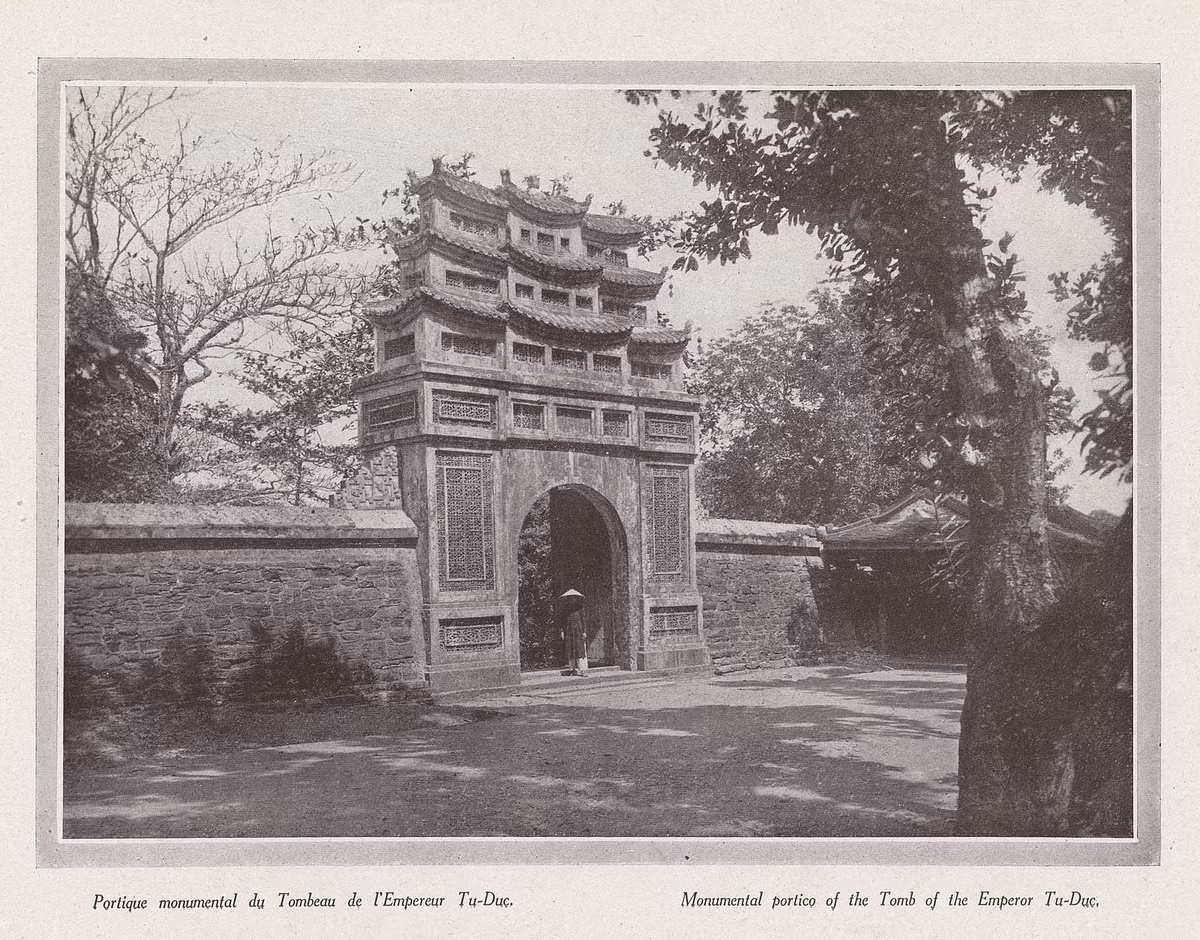 Một cánh cổng ở lăng vua Tự Đức.