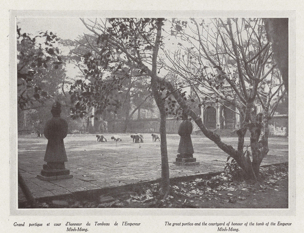 Trên sân Bái Đình ở lăng Minh Mạng.