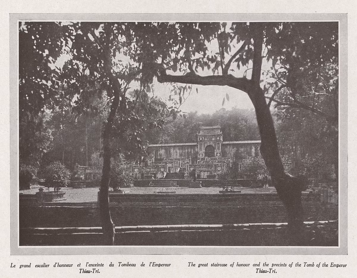 Mặt trước lăng vua Thiệu Trị.