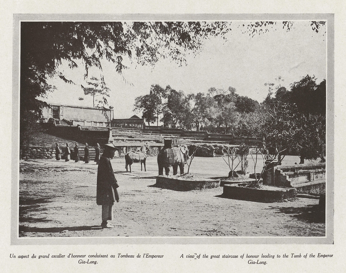 Sân chầu của lăng mộ vua Gia Long.