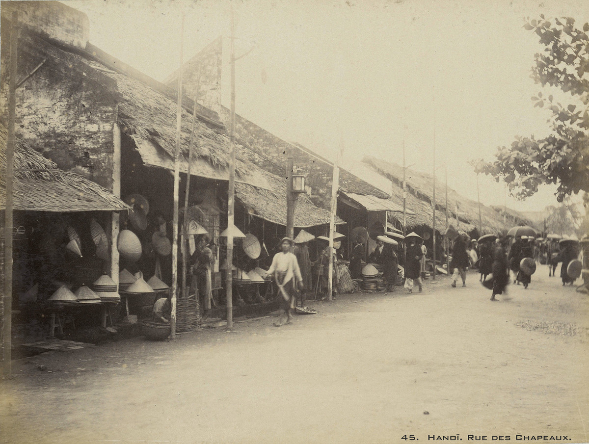 Phố Chapeaux (phố bán mũ nón), hay phố Hàng Nón. Có thể thấy các loại nón được bày rất nhiều ở các cửa hàng trên phố này.