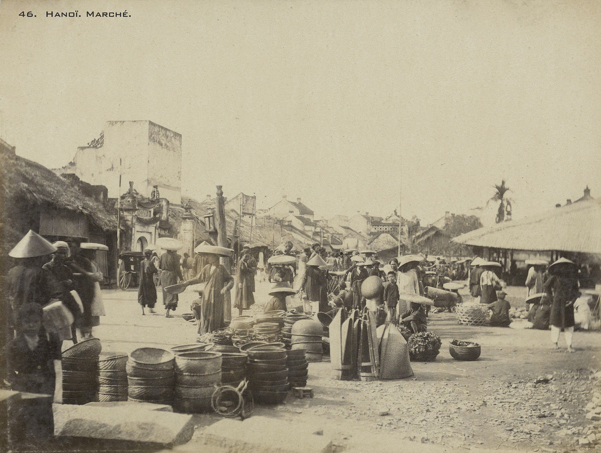 Một khu chợ ngoài trời ở Hà Nội xưa. Mời quý độc giả xem video: Quạt giấy Chàng Sơn - Danh phẩm của Hà thành. Nguồn: VTC1