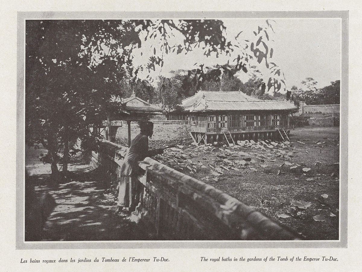 Hồ Lưu Khiêm với Xung Khiêm Tạ và Dũ Khiêm Tạ ở lăng Tự Đức.