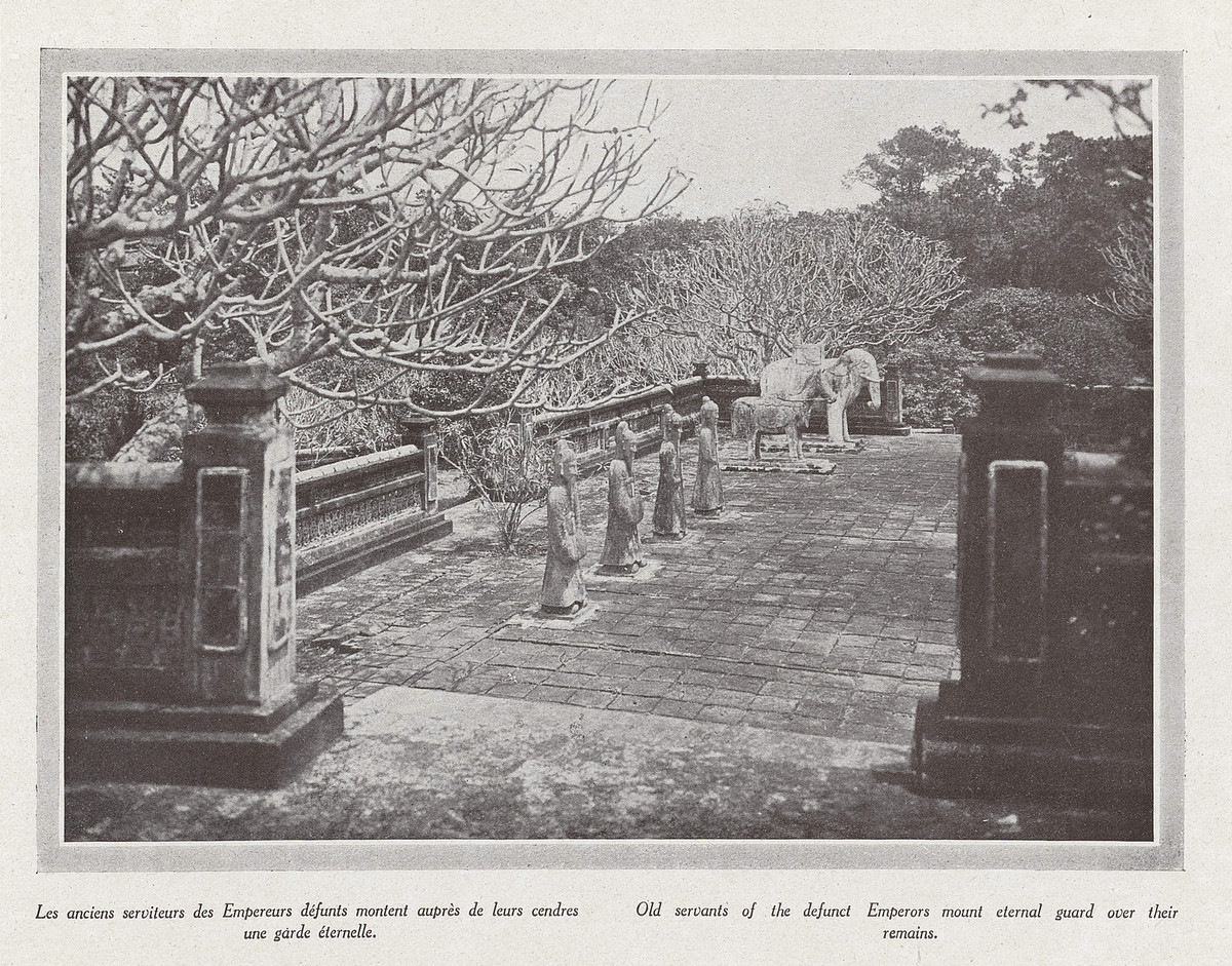 Tượng đá ở sân Bái Đình lăng Tự Đức.