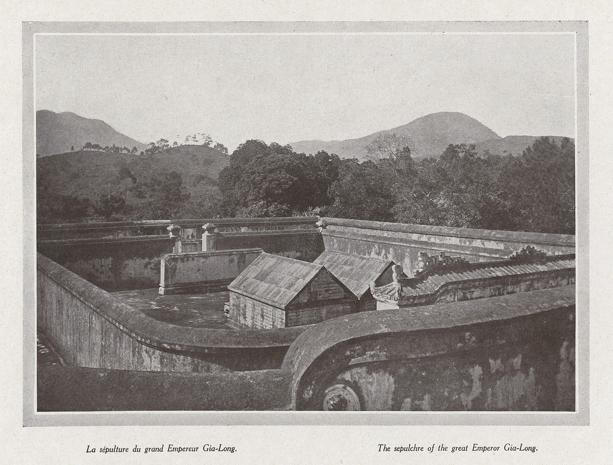 Mộ vua Gia Long và bà Thừa Thiên Cao Hoàng hậu nhìn từ phía sau Bửu Thành của lăng Gia Long.