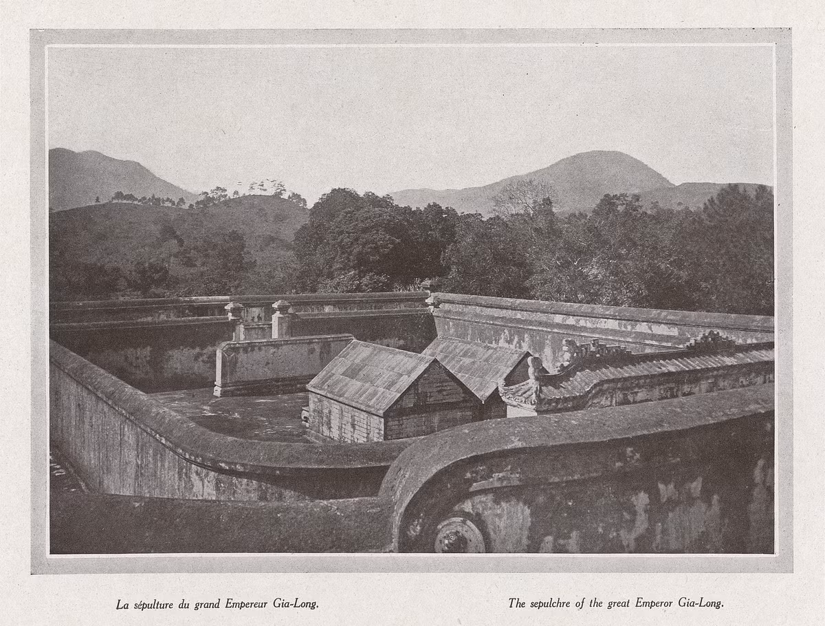 Mộ vua Gia Long và bà Thừa Thiên Cao Hoàng hậu nhìn từ phía sau Bửu Thành của lăng Gia Long.