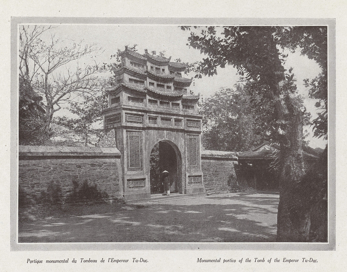 Một cánh cổng ở lăng vua Tự Đức.