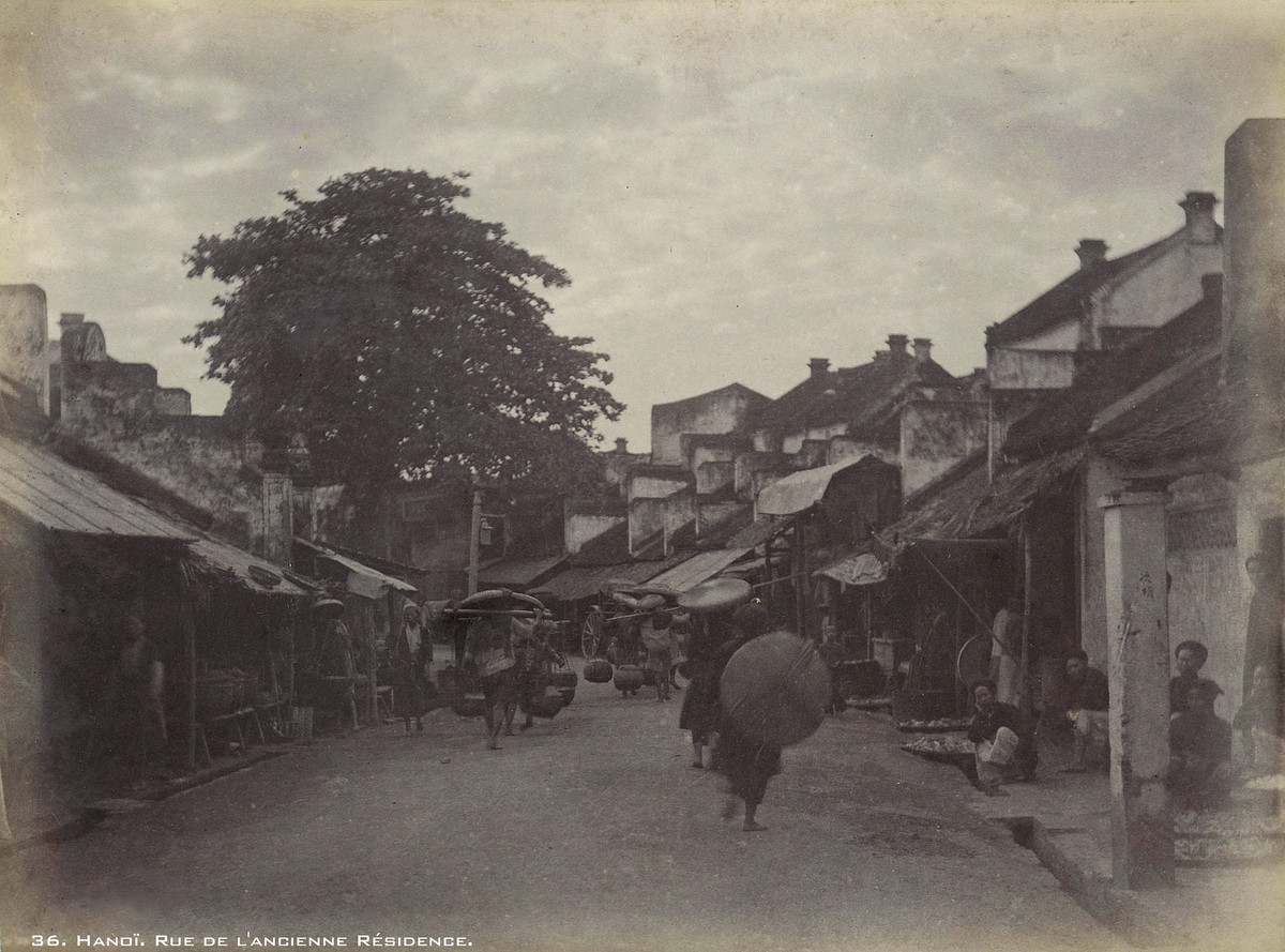 Một con phố được ghi chú là phố có Tòa trú sứ, có lẽ là phố Hàng Gai.