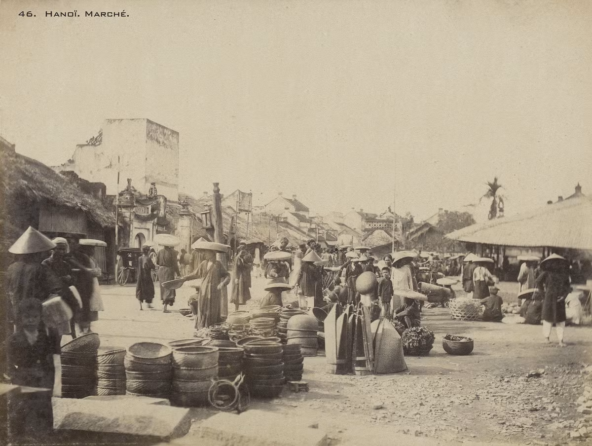 Một khu chợ ngoài trời ở Hà Nội xưa. Mời quý độc giả xem video: Quạt giấy Chàng Sơn - Danh phẩm của Hà thành. Nguồn: VTC1
