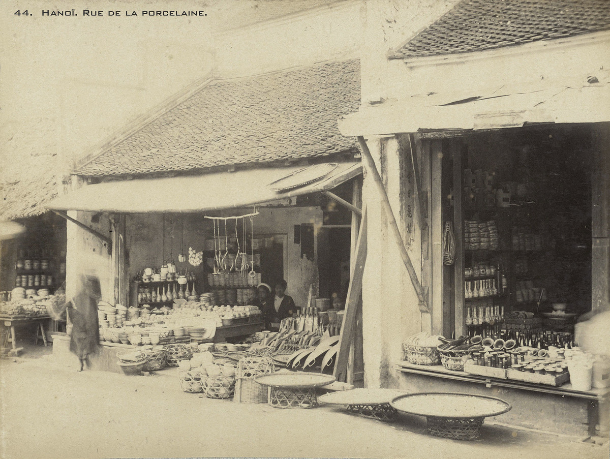Một tuyến phố chuyên bán đồ gốm sứ, có thể là phố Hàng Chén (rue des Tasses, phố Bát Sứ ngày nay).