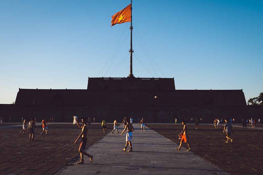 Một khoảnh khắc đời thường bình yên ở Cố đô Huế với hình ảnh cờ Tổ quốc tung bay trên Kỳ đài. Ảnh: Aloïs Peiffer / Flickr.com.