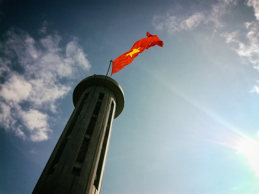 Lá cờ bất khuất vùng biên cương phía Bắc, ảnh chụp tại cột cờ Lũng Cú, Hà Giang. Ảnh: Markus Beudert / Flickr.com.