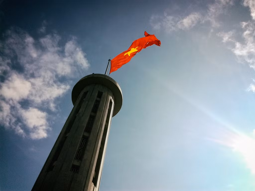 Lá cờ bất khuất vùng biên cương phía Bắc, ảnh chụp tại cột cờ Lũng Cú, Hà Giang. Ảnh: Markus Beudert / Flickr.com.