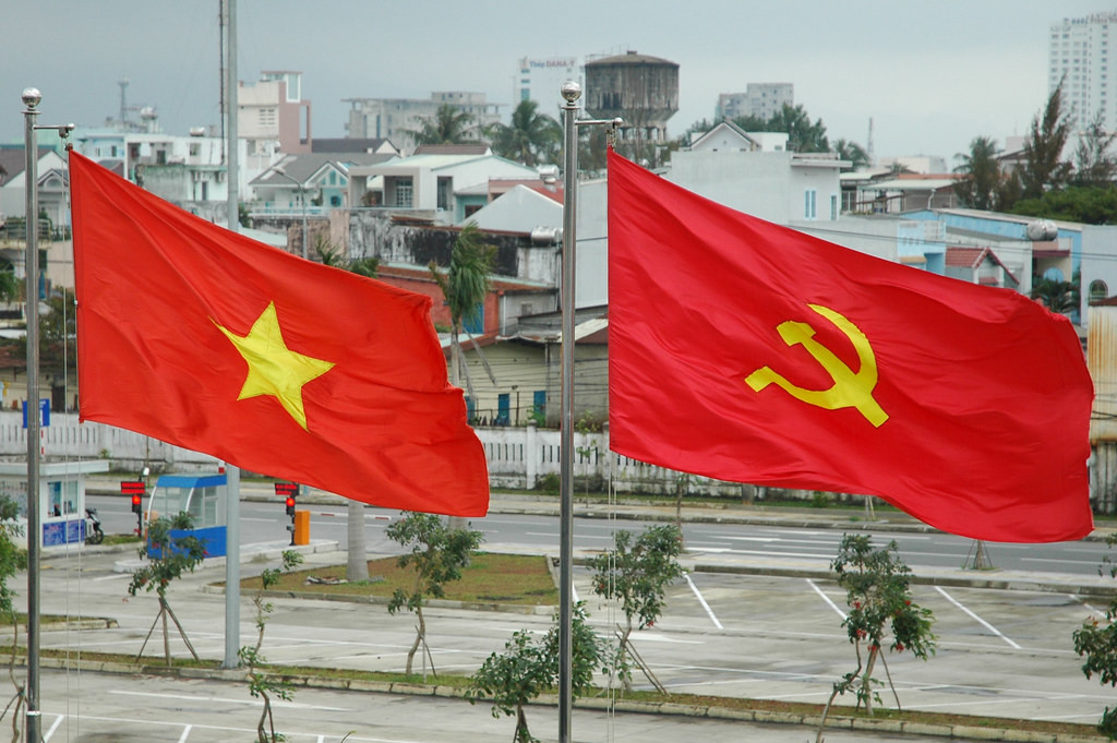 Quốc kỳ song hành cùng Đảng kỳ tại sân bay Đà Nẵng. Ảnh: Matthew Wilkinson / Flickr.com.