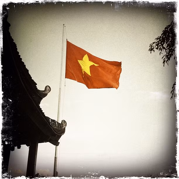 Cờ Tổ quốc ở đền Ngọc Sơn, sự nối tiếp truyền thống của thủ đô Hà Nội ngàn năm văn hiến. Ảnh: Sapurah Lashari / Flickr.com.