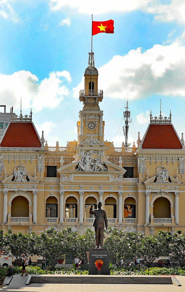 Quốc kỳ Việt Nam tung bay đầy kiêu hãnh tại tòa nhà UBND TP HCM, một công trình kiến trúc biểu tượng của Sài Gòn xưa. Ảnh: David / Flickr.com.