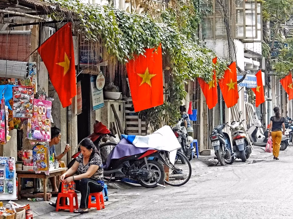 Hình ảnh thân thương của những lá cờ đỏ sao vàng giữa đời thường bình dị ở Hà Nội. Ảnh: Marco Sarli / Flickr.com.