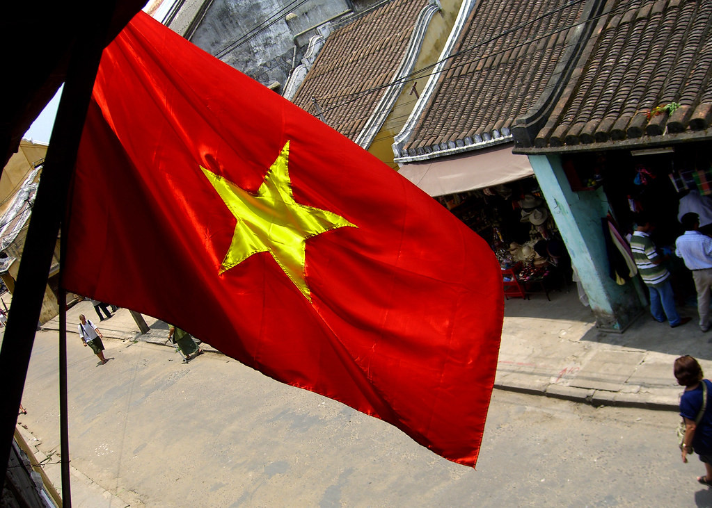 Lá cờ đỏ sao vàng điểm tô cho bức tranh sinh động của phố cổ Hội An. Ảnh: Brady / Flickr.com.